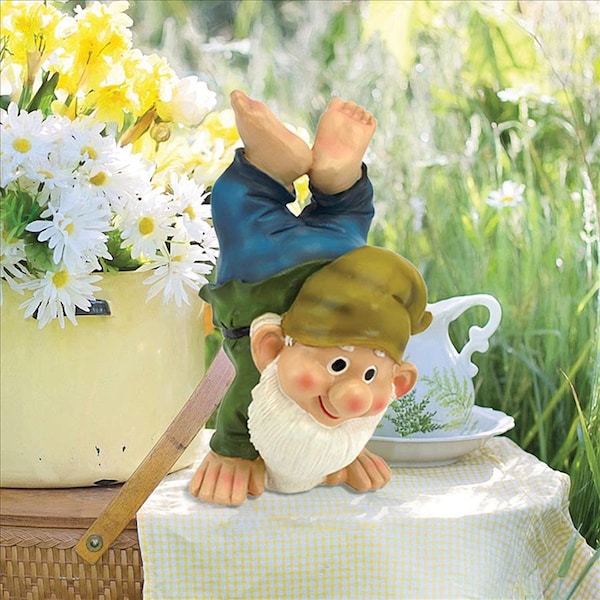 Design Toscano Handstand Henry the Garden Gnome Statue - QM2432000