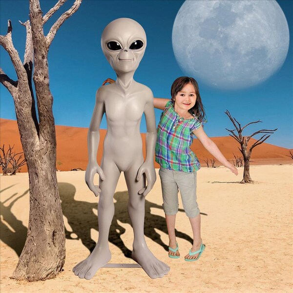 Design Toscano The Out-of-this-World Alien Extra Terrestrial Statue: Giant - NE150328