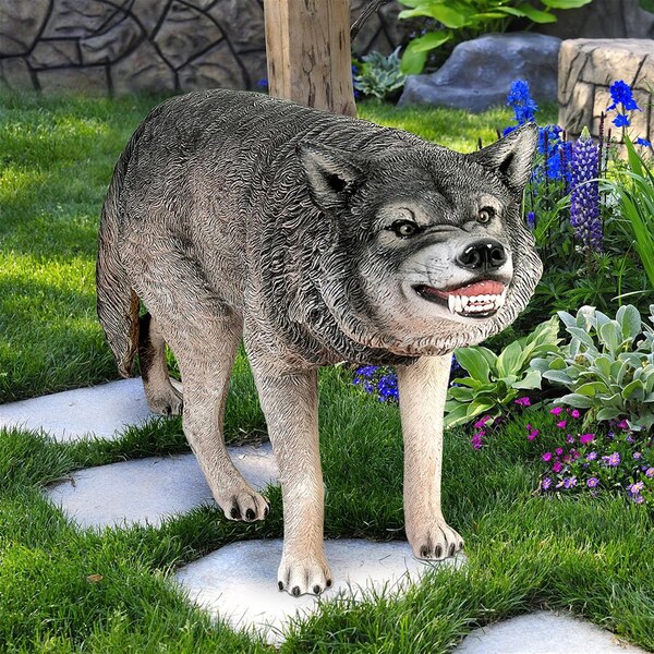 Design Toscano Call of the Wild: Growling Gray Wolf Statue - NE100096