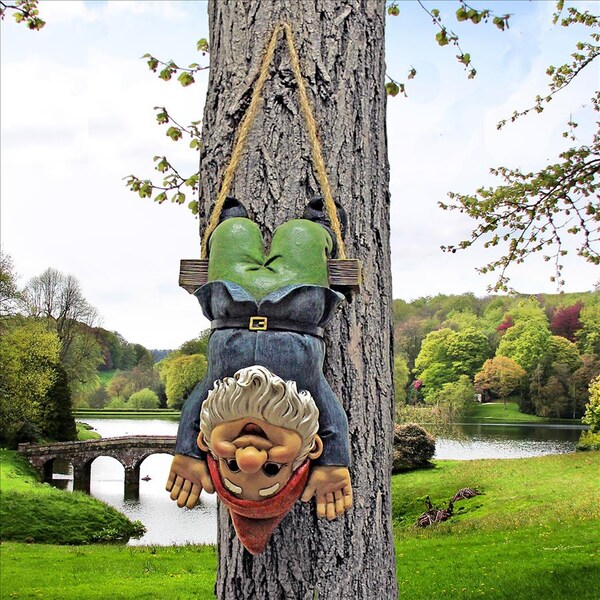 Design Toscano Alfie the Acrobat: Swinging Gnome Statue - QM2452500