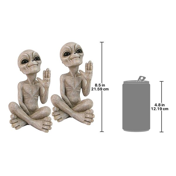 Design Toscano Greetings Earthlings UFO Alien Statue: Set of 2 - LY9612303