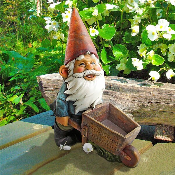 Design Toscano Wheelbarrow Willie: Garden Gnome Statue - QM2433000