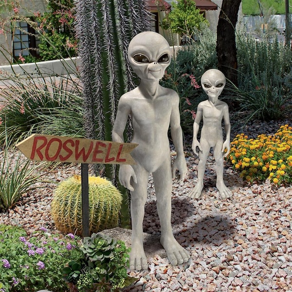 Design Toscano The Out-of-this-World Alien Extra Terrestrial Statue: Medium - LY612251