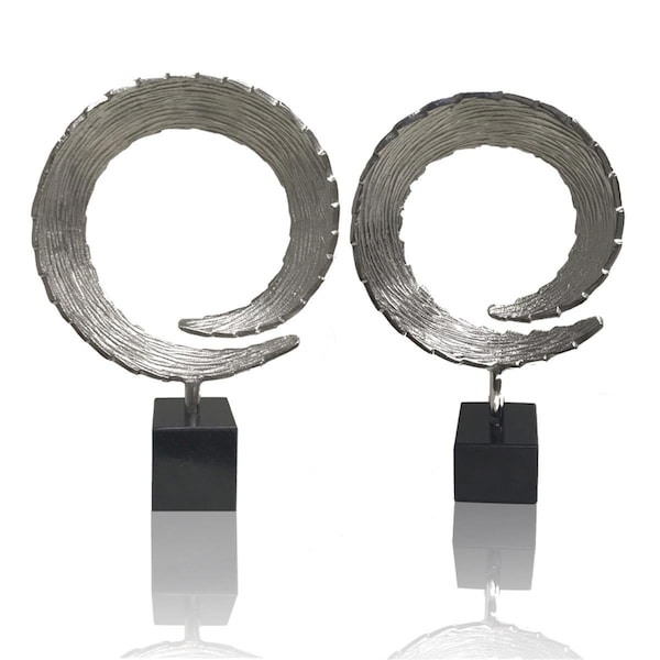 Homeroots 3.25 x 10 x 15.5 in. Silver & Black Cola SM Tail Sculpture on Marble - 354696