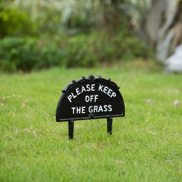 Gardenised Decorative Please Keep Off The Grass Post, Outdoor Warning Ground Cast Iron Stake, Black - QI004531