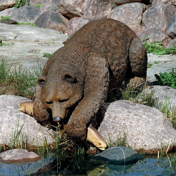 Design Toscano Catch of the Day Grand Bear Sculpture - DB383082