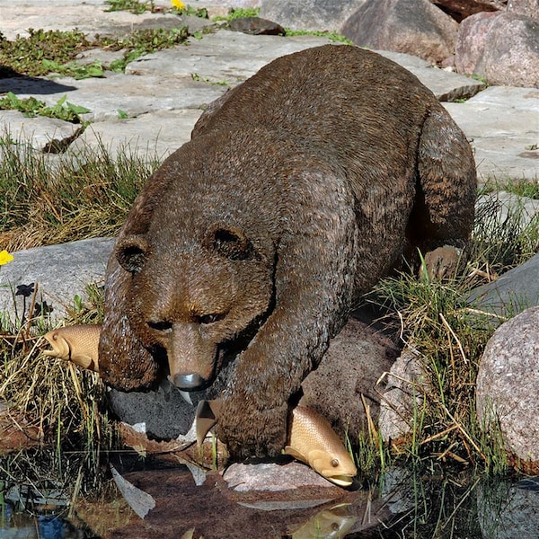 Design Toscano Catch of the Day Grand Bear Sculpture - DB383082