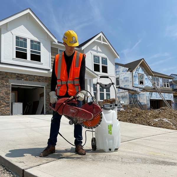 Flowzone 9 gal Battery Operated Sprayer, Poly, 20 ft L Hose, Adjustable Cone Nozzle Spray Pattern - FZVACF-2.5