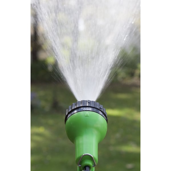 Emsco Group 100ft Expandable Hose with Spray Nozzle, Will Not Kink, Lightweight, Easy to Store - 1535-100-1