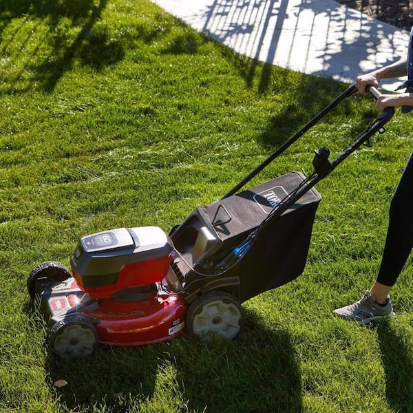 Toro Toro Recycler 21 in. 60 V Battery Self-Propelled Lawn Mower Kit (Battery & Charger) - 21326
