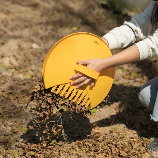 Gardenised Decorative Pair of Leaf Scoops, Hand Rakes for Lawn and Garden Cleanup, Yellow - QI003286.YL