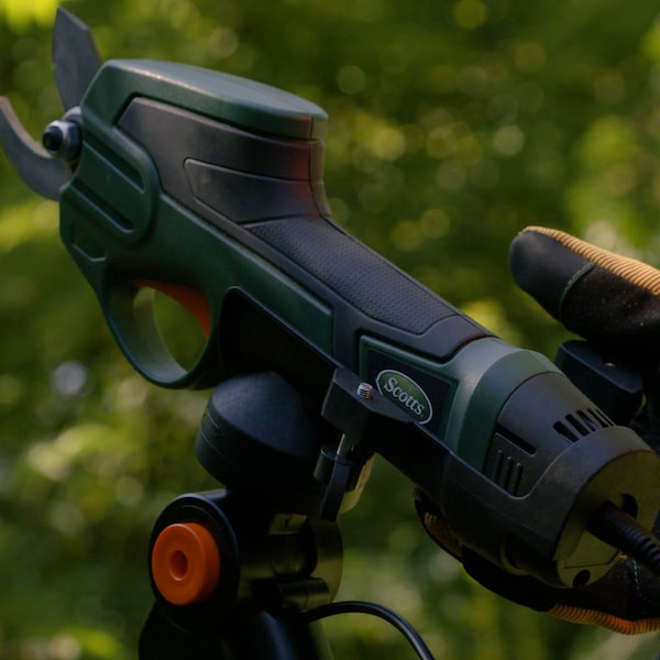 Scotts 7.2-Volt Lithium-Ion Cordless Rechargeable Power Pruner with Extension Pole - PR17216PS