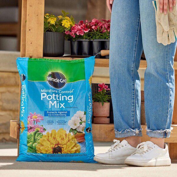 Miracle-Gro Miracle-Gro Moisture Control Flower and Plant Potting Mix 16 qt - 75586300