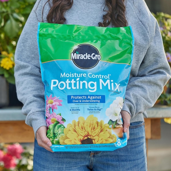Miracle-Gro Miracle-Gro Moisture Control Flower and Plant Potting Mix 8 qt - 75578300