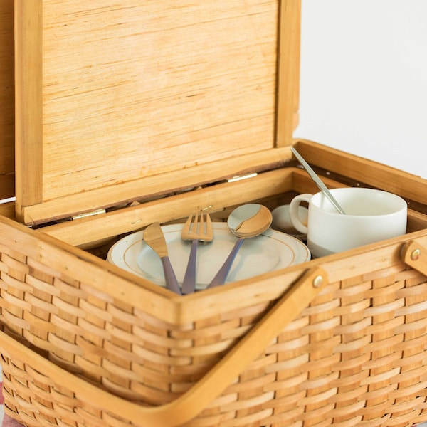 Vintiquewise Woodchip Picnic Storage Basket with Cover and Movable Handles, Small - QI004013.S