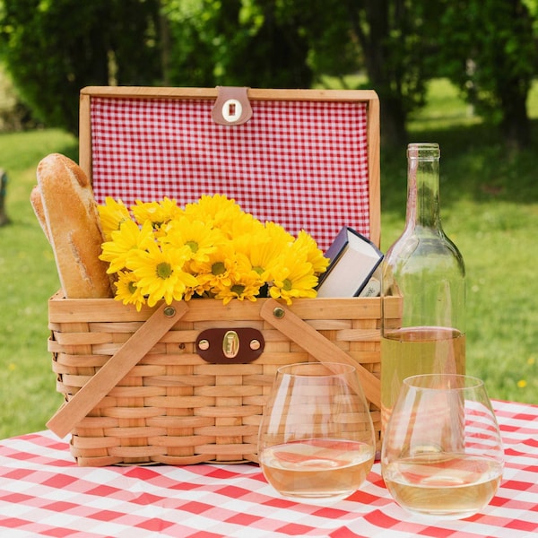 Vintiquewise Gingham Lined Woodchip Picnic Basket With Lid and Movable Handles - QI003624