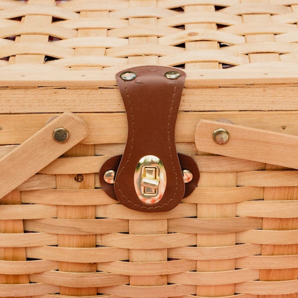 Vintiquewise Gingham Lined Woodchip Picnic Basket With Lid and Movable Handles - QI003624