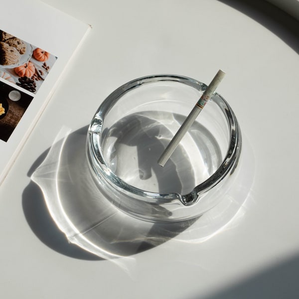 Basicwise Elegant Glass Round Portable and Modern Ashtray - Perfect for Smokers and as a Decorative - QI004716