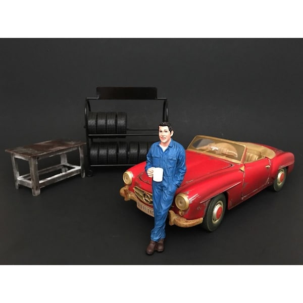 Gardencontrol Mechanic Larry Taking Break Figure for 1 isto 24 Scale Models - GA741704