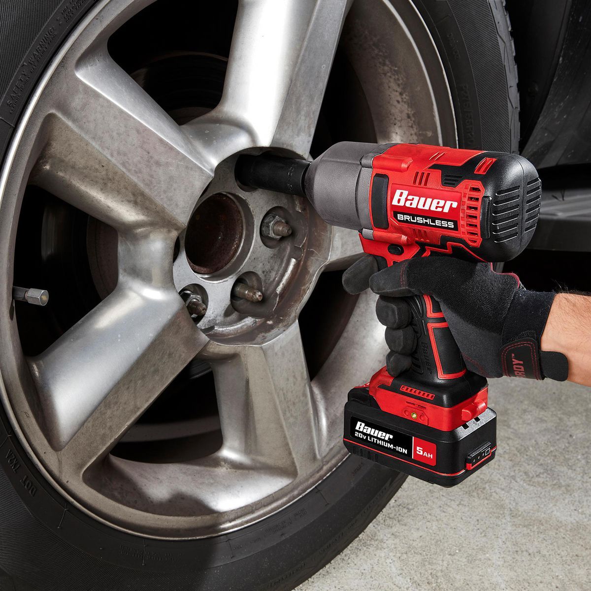 Llave de impacto inalámbrica Bauer 20V sin escobillas, 1/2 pulg. de alto torque con kit de batería de 5 Ah y cargador - 70960.