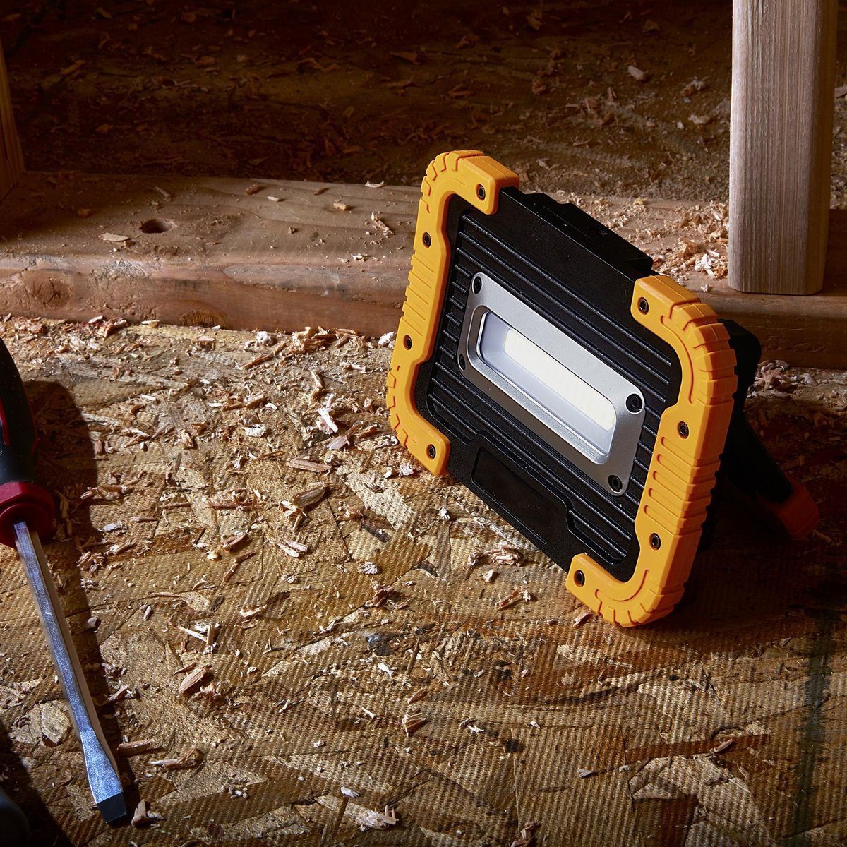Luz de trabajo Braun 1250 lúmenes con LED, batería recargable y banco de energía - 56163