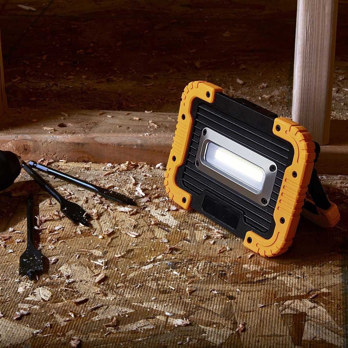 Luz de trabajo Braun 1250 lúmenes con LED, batería recargable y banco de energía - 56163
