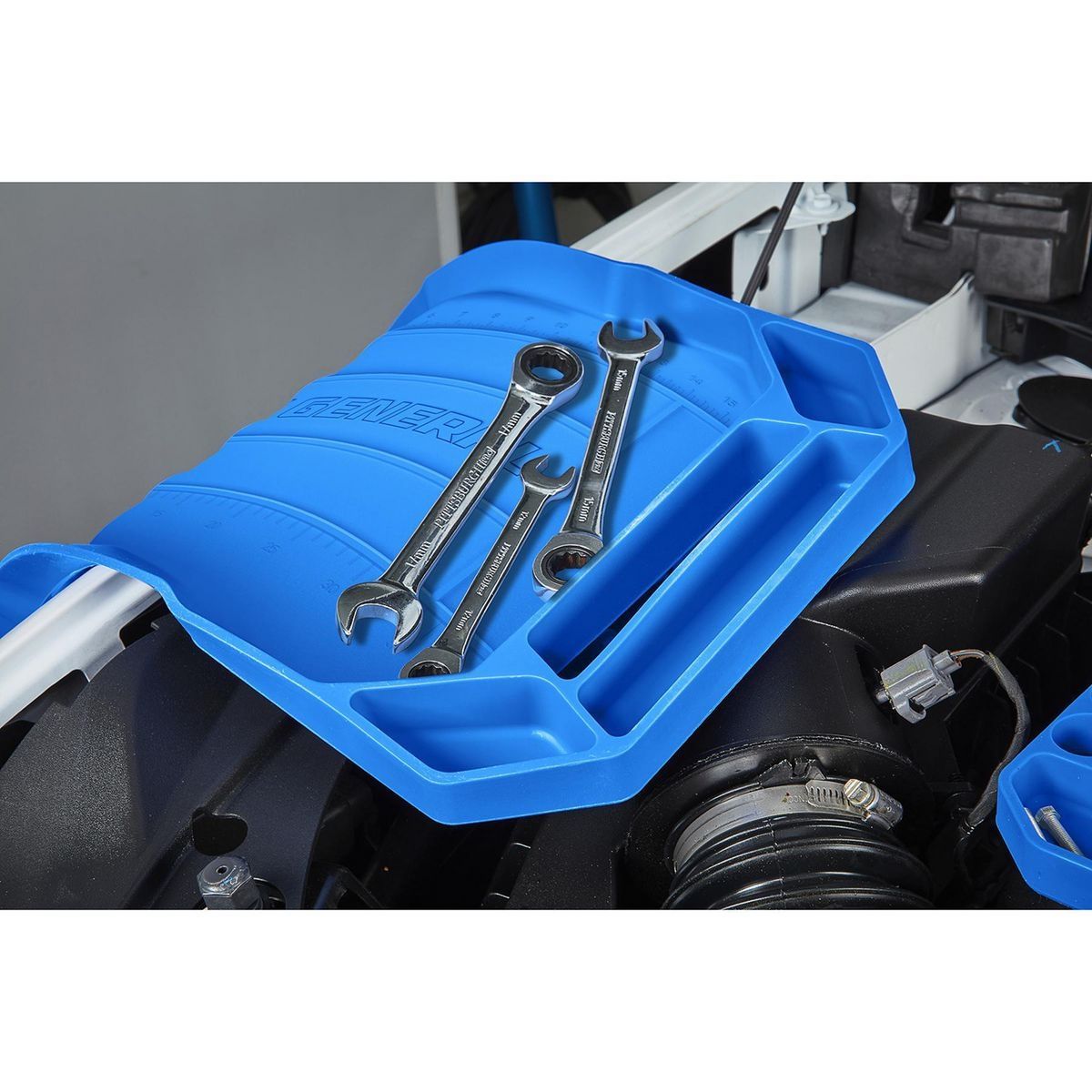Charola de partes flexibles de gran tamaño U.S. General 20-3/4 pulg. x 11-1/2 pulg. con Ultra-Grip - 58264