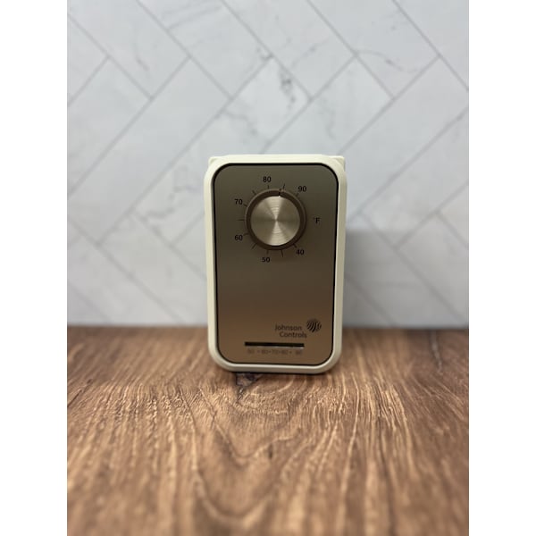 Johnson Controls Heavy Duty heat 16a. at120 VAC-8a. At 240 VAC, Cool 8a. at120 VAC or 240 VAC, 40 Degrees-90 Degrees - M6051