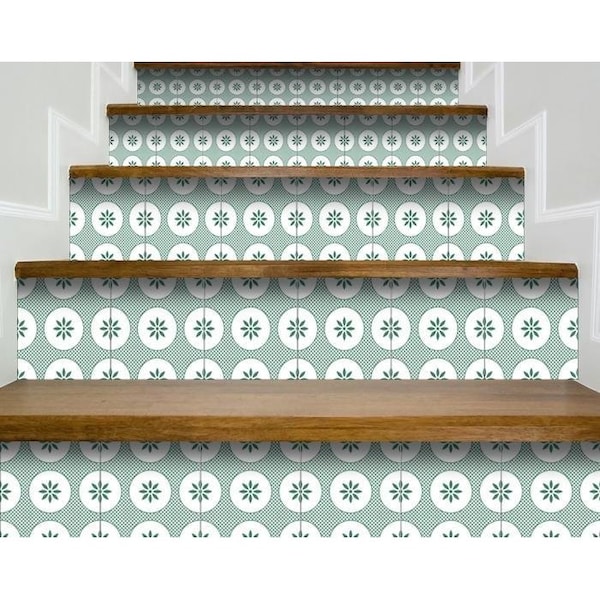 Homeroots 5 x 5 in. Light Sage & White Circle Flower Peel & Stick Removable Tiles - 400426