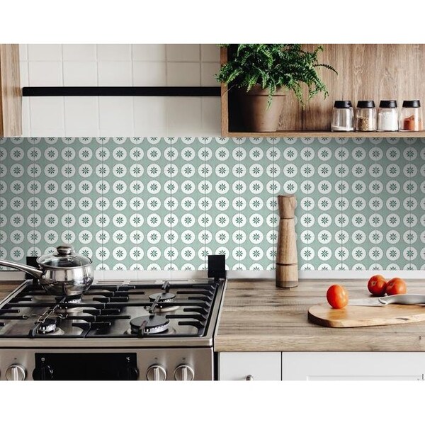 Homeroots 4 x 4 in. Light Sage & White Circle Flower Peel & Stick Removable Tiles - 400425