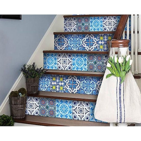 Homeroots 5 x 5 in. Greta Multi Blue Mosaic Peel & Stick Tiles - 400316