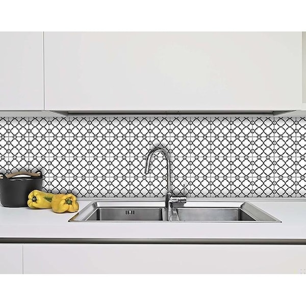 Homeroots 5 x 5 in. Black & White Quatrefoil Peel & Stick Tiles - 399921