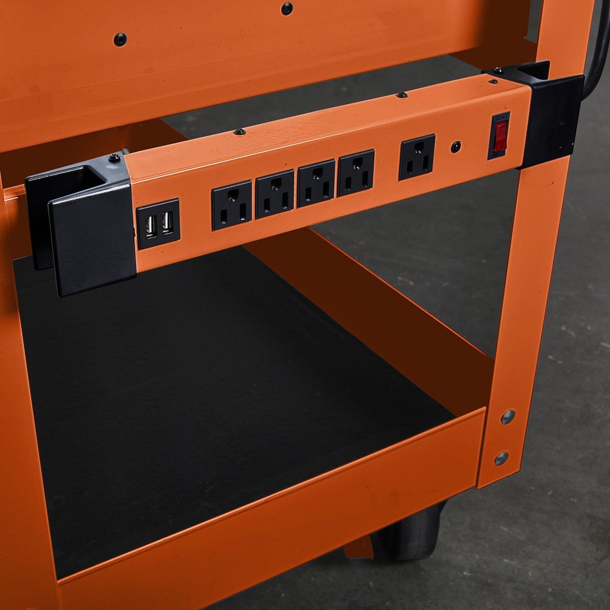 Regleta de energía magnética de 5 salidas con carcaza metálica y 2 puertos USB, color naranja - 57250