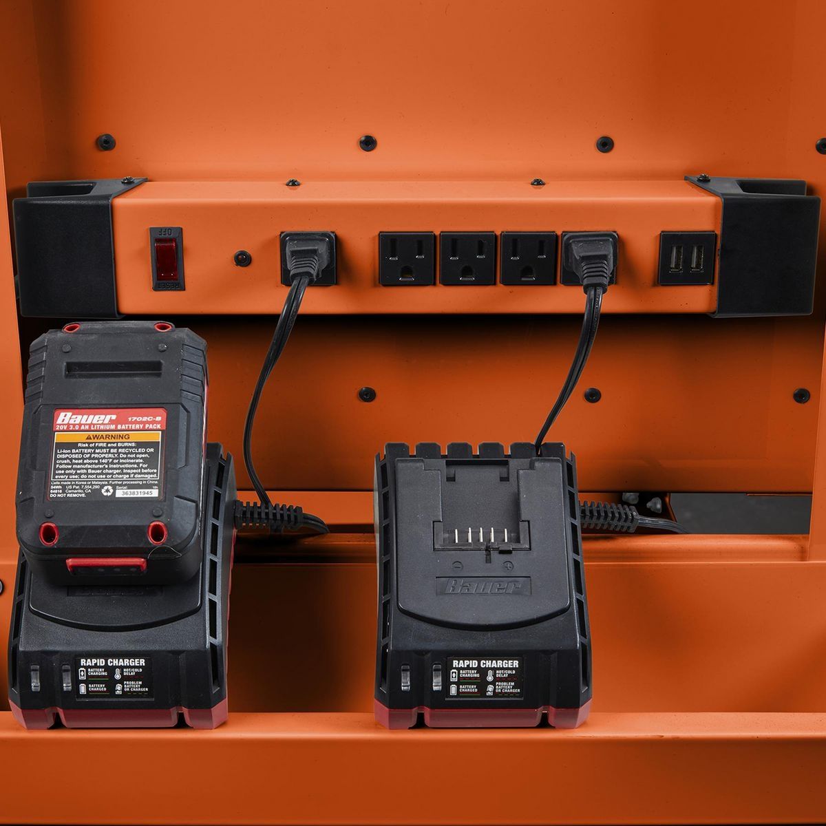 Regleta de energía magnética de 5 salidas con carcaza metálica y 2 puertos USB, color naranja - 57250