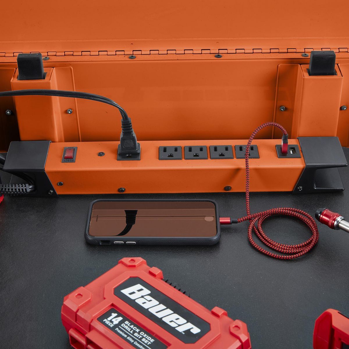 Regleta de energía magnética de 5 salidas con carcaza metálica y 2 puertos USB, color naranja - 57250