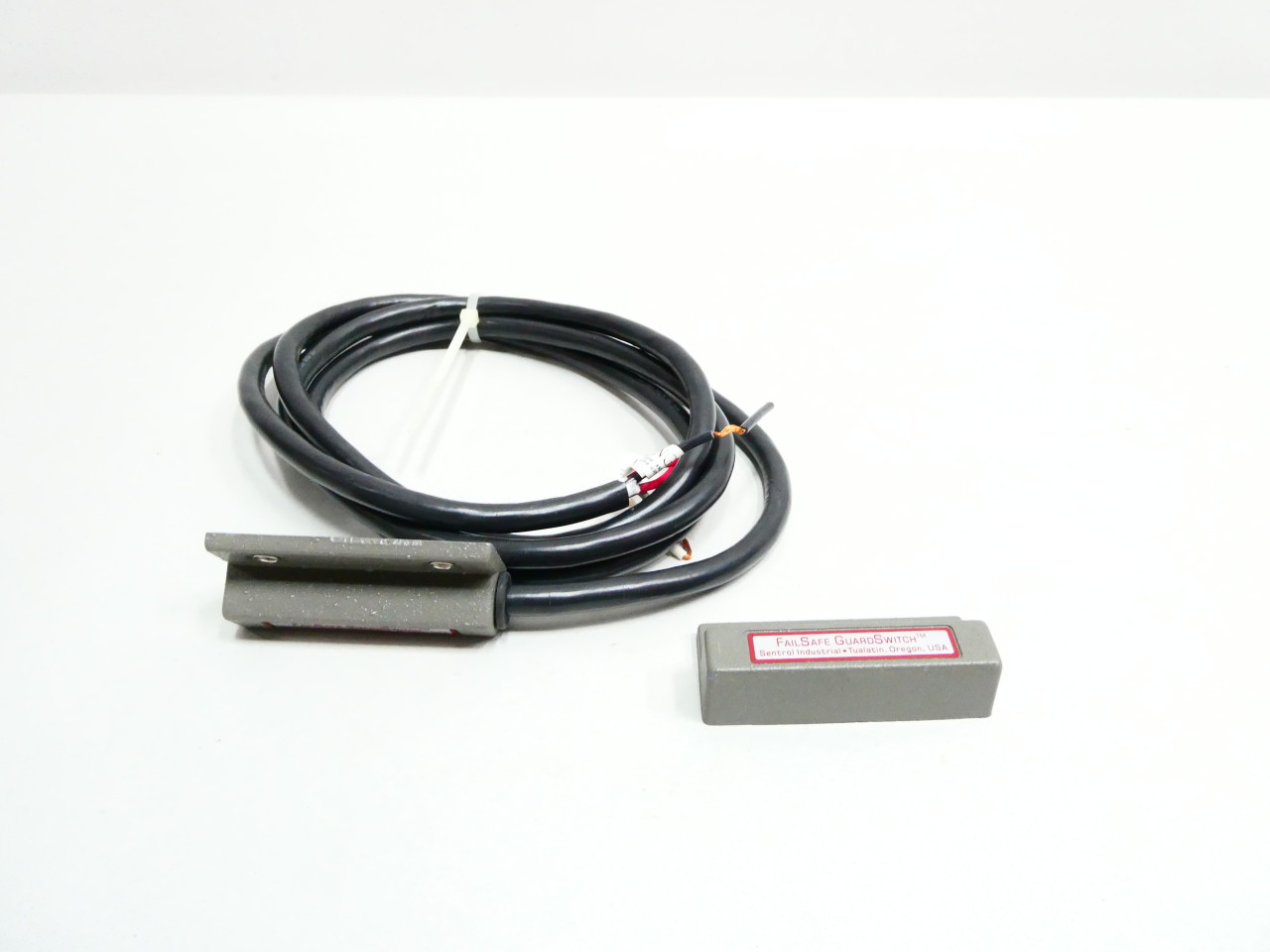 SENTROL 251-F7Z-06K MAGNETIC 24V-AC PROXIMITY SWITCH