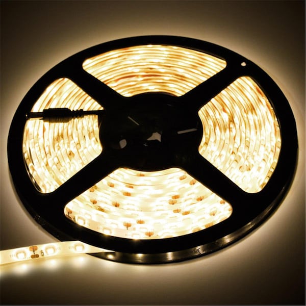 Kit de control de interruptor de encendido y apagado de luces LED SMD3528 Warm White 300 LEDs de 16.4 pies de Biltek con enchufe de 110V - Iluminación de tira LED - LK-SW-5M