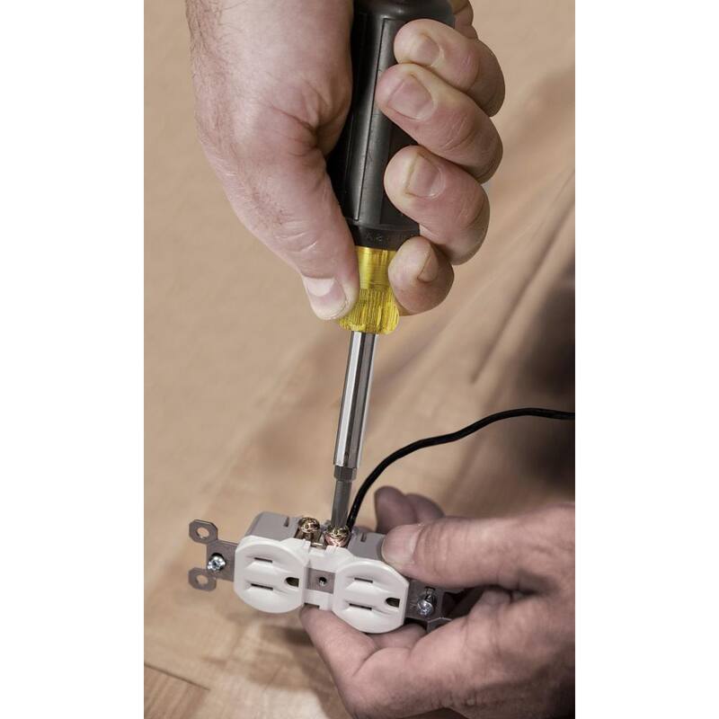 Juego de Herramientas Klein Tools 9 in. Journeyman de Corte Lateral y Cribado de Alta Resistencia con Destornillador Multi-Bit - M2O41634KIT
