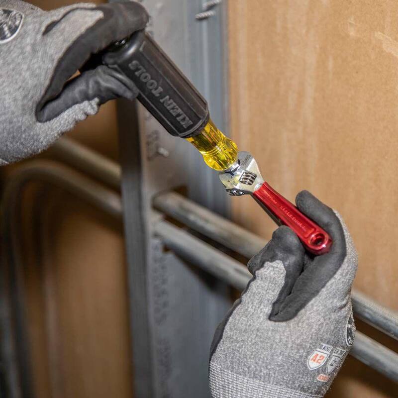 Llave ajustable de capacidad estándar de 1/2 pulg. con mango recubierto de plástico - D506-4 de Klein Tools