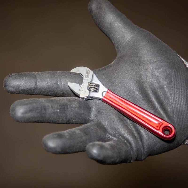 Llave ajustable de capacidad estándar de 1/2 pulg. con mango recubierto de plástico - D506-4 de Klein Tools