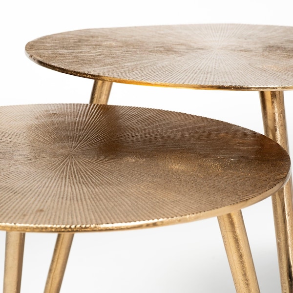 Homeroots 21 in. Gold-Toned Cast Aluminum Accent Table with Round Top - 380714
