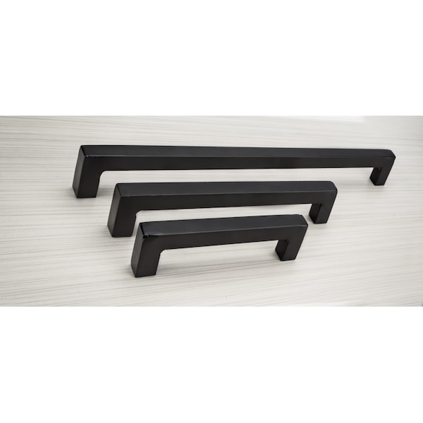 Richelieu Sheffield 12 5/8 in (320 mm) Center-to-Center Matte Black Traditional Cabinet Pull - BP9466320900