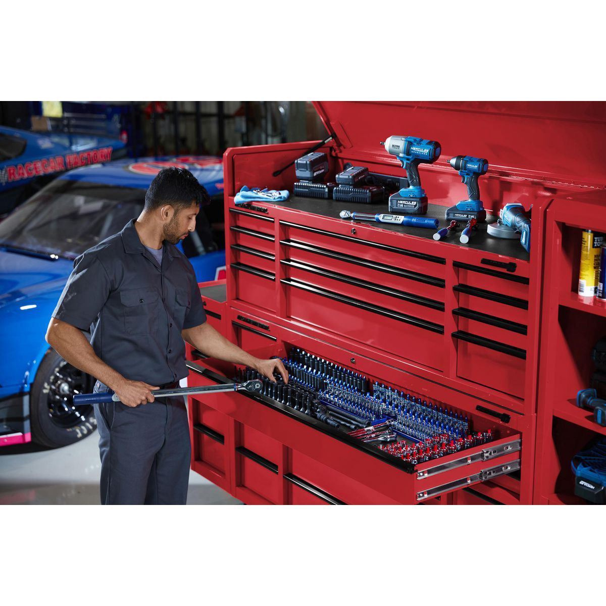General de Estados Unidos 72 pulgadas x 22 pulgadas. Gabinete superior de triple banco, Serie 3, Rojo - 58708