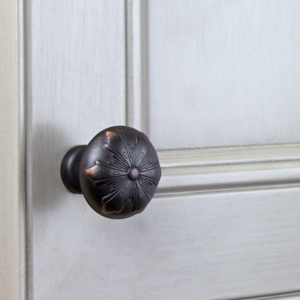 Gliderite Hardware 1-1/8 in. Transitional Round Snowflake Cabinet knob - 87420-ORB, 25PK - 87420-ORB-25