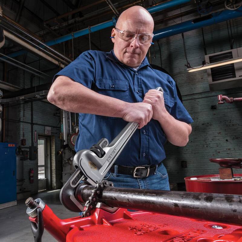 RIDGID 24 in. Aluminum Straight Pipe Wrench for Plumbing, Sturdy Plumbing Pipe Tool with Self Cleaning Threads and Hook Jaws - 31105
