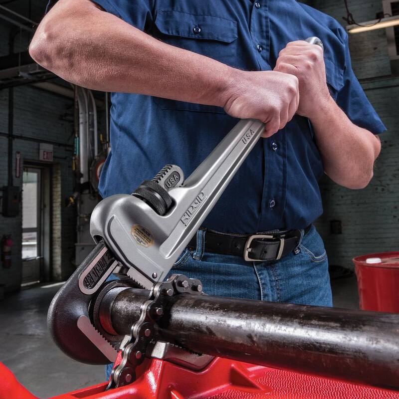 RIDGID 24 in. Aluminum Straight Pipe Wrench for Plumbing, Sturdy Plumbing Pipe Tool with Self Cleaning Threads and Hook Jaws - 31105