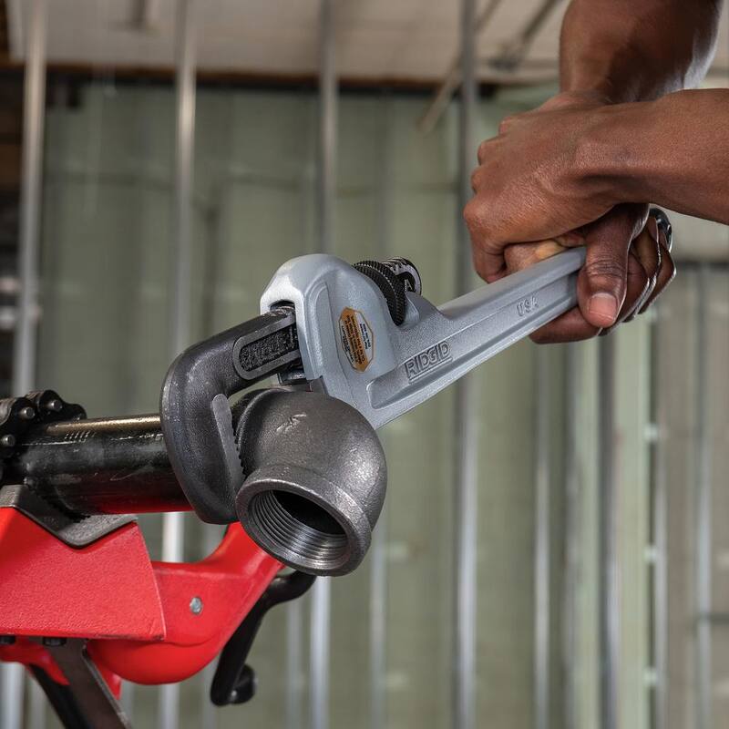 RIDGID 18 in. Aluminum Straight Pipe Wrench for Plumbing, Sturdy Plumbing Pipe Tool with Self Cleaning Threads and Hook Jaws - 31100
