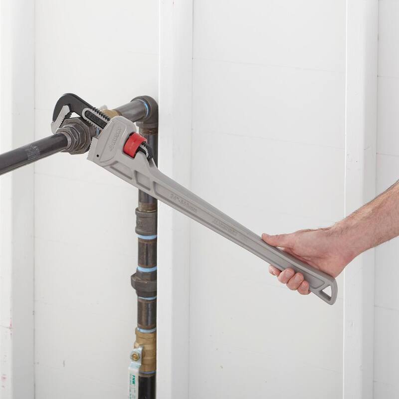 Husky 24 in. Aluminum Pipe Wrench with 2-1/2 in. Jaw Capacity - WG-40A-24AL