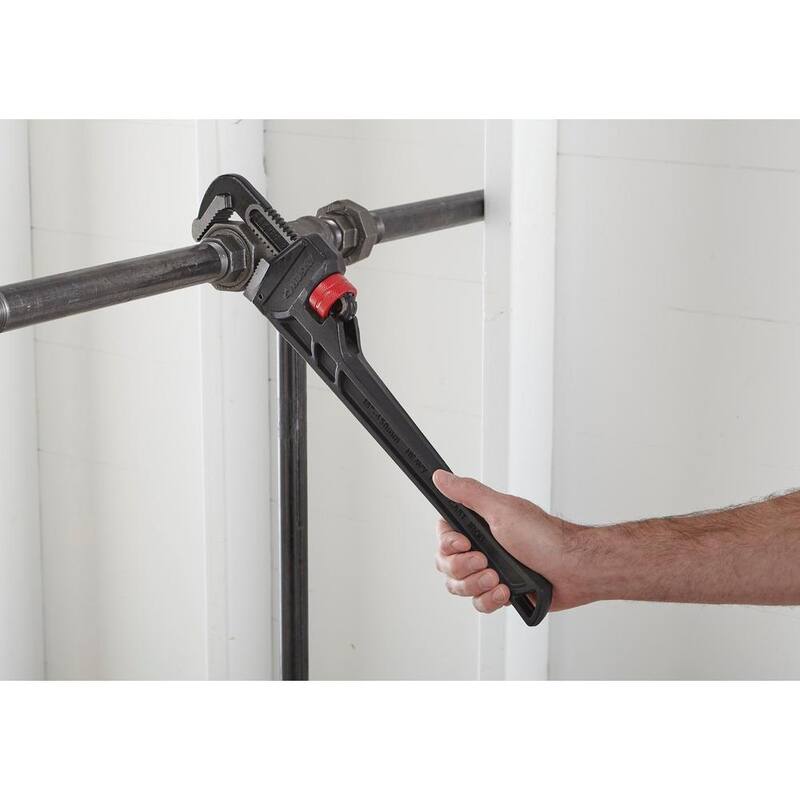 Husky 18 in. Heavy-Duty Cast Iron Pipe Wrench with 2 in. Jaw Capacity - WG-40-18