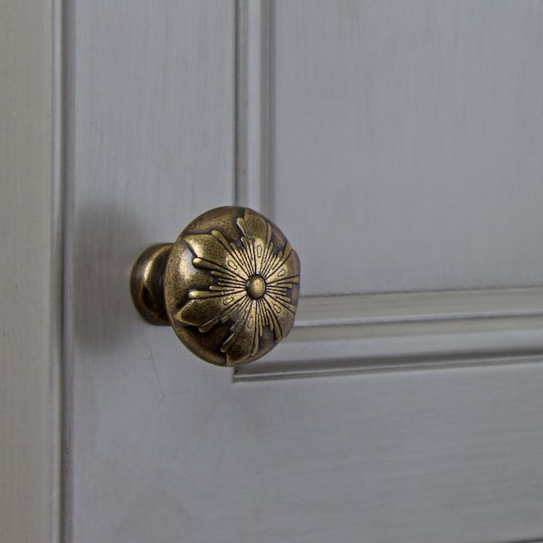 Gliderite Hardware 1-1/8 in. Transitional Round Snowflake Cabinet knob - 87420-AB, 10PK - 87420-AB-10